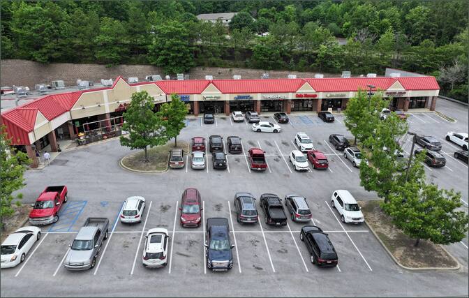                         	Lake Crest Plaza
                        